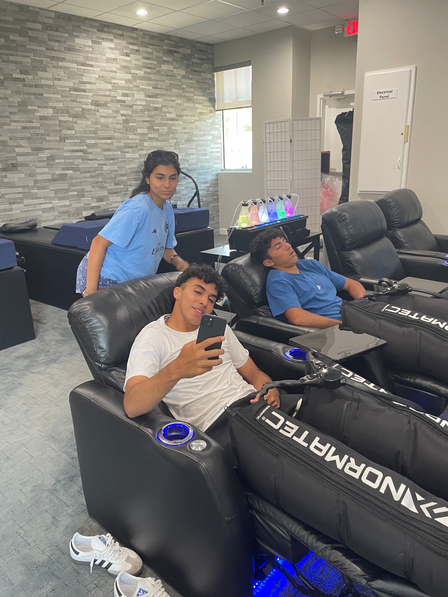 Cryo or compression therapy for a football (soccer) player? | #TheGomezway